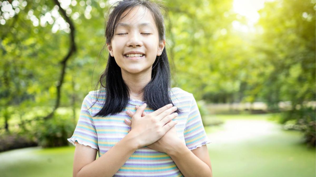 young girl practicing mindfulness