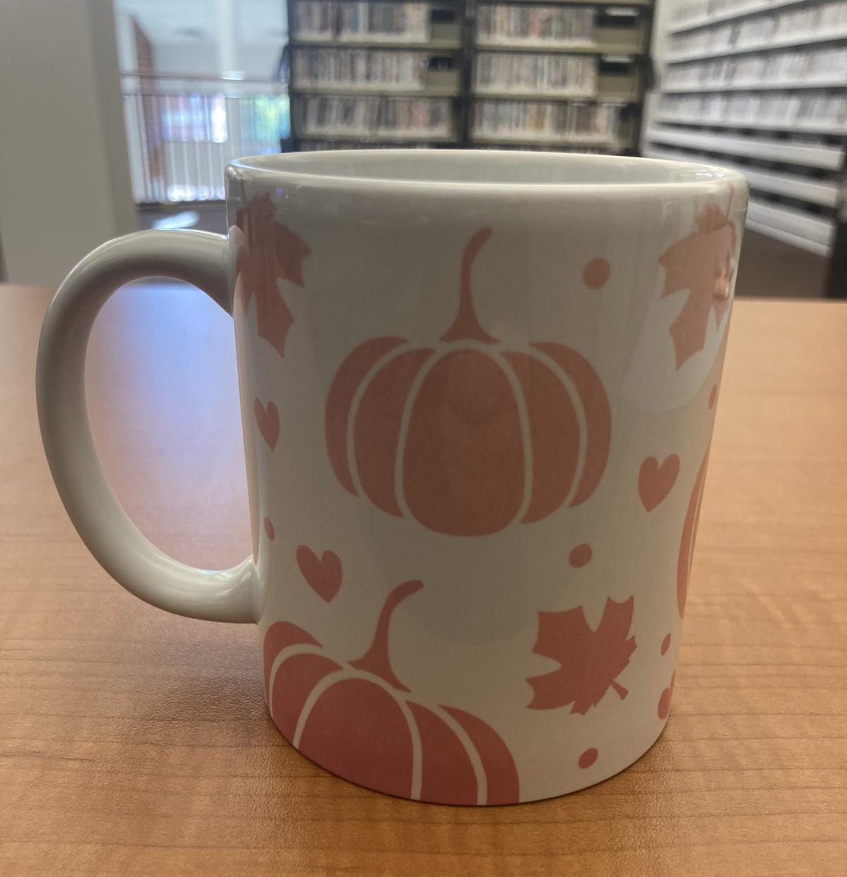 Mug with pumpkins and leaves pattern